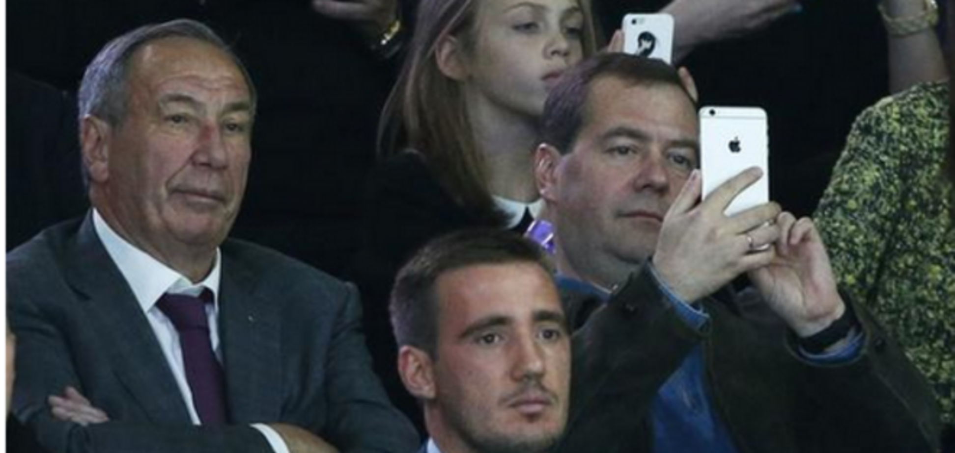 Медведев, не смотря на грядущий запрет пользования айфонами, засветился на фото с новеньким iPhone 6 