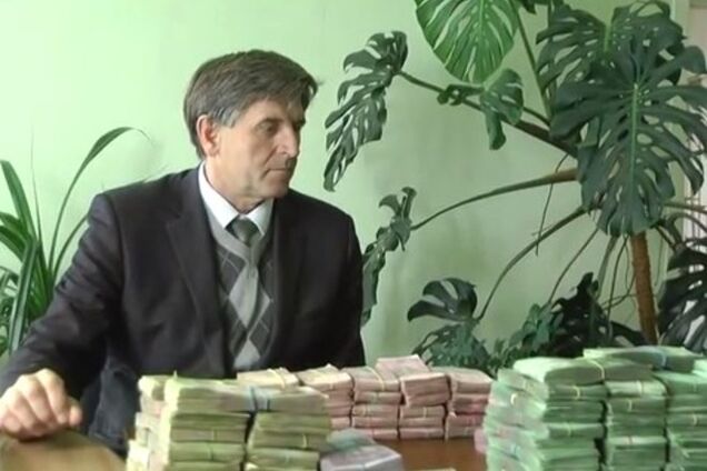 В Горловке 'Бес' вдобавок к гуманитарному варенью занес кучу налички на зарплаты