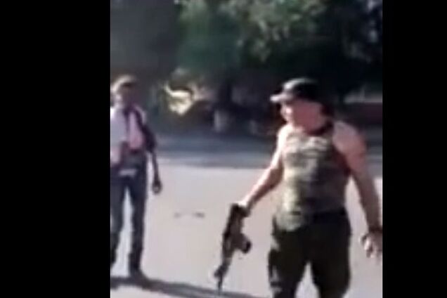 Истощенный мужчина испортил видеообращение террориста к Путину просьбой не вводить войска на Донбасс