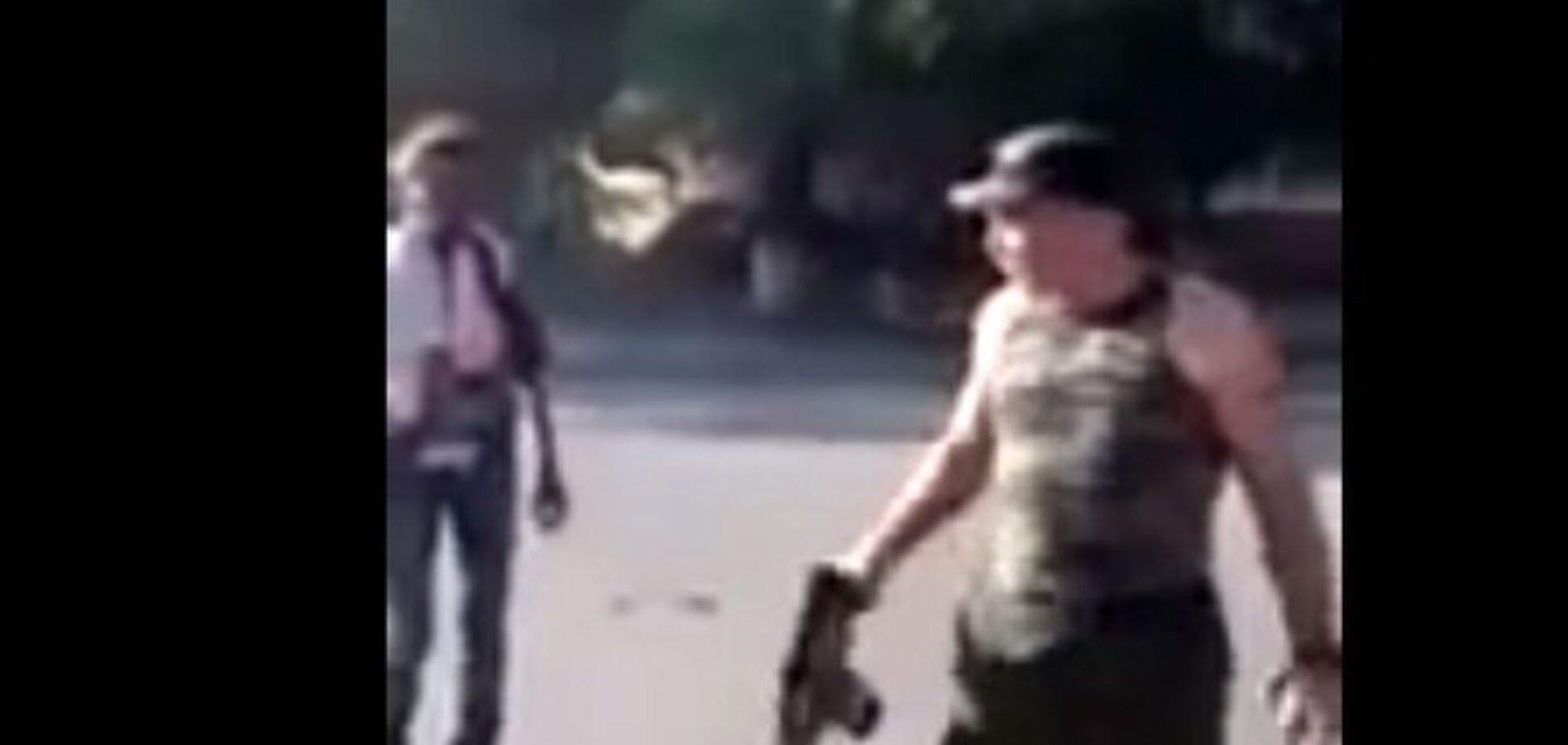 Истощенный мужчина испортил видеообращение террориста к Путину просьбой не вводить войска на Донбасс