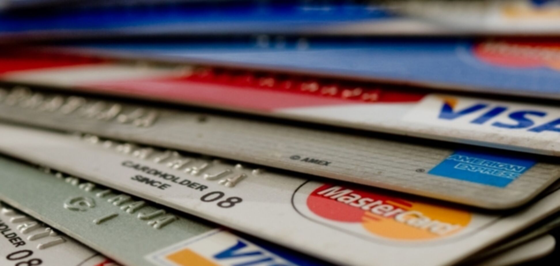 Украинцам запретили хранить на з/п и стипендиальных картах другие средства