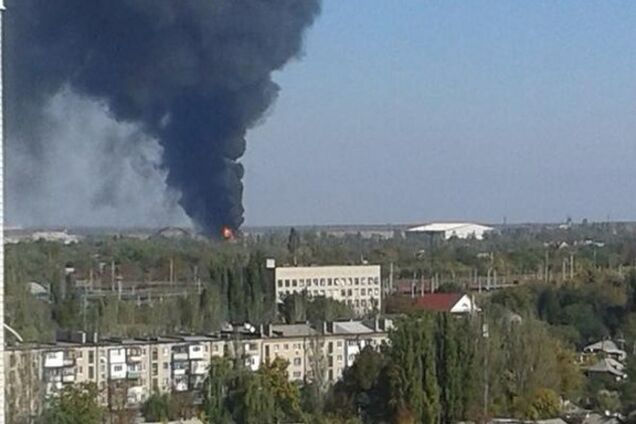 В районе донецкого аэропорта поднимается огромный столб черного дыма - фотофакт