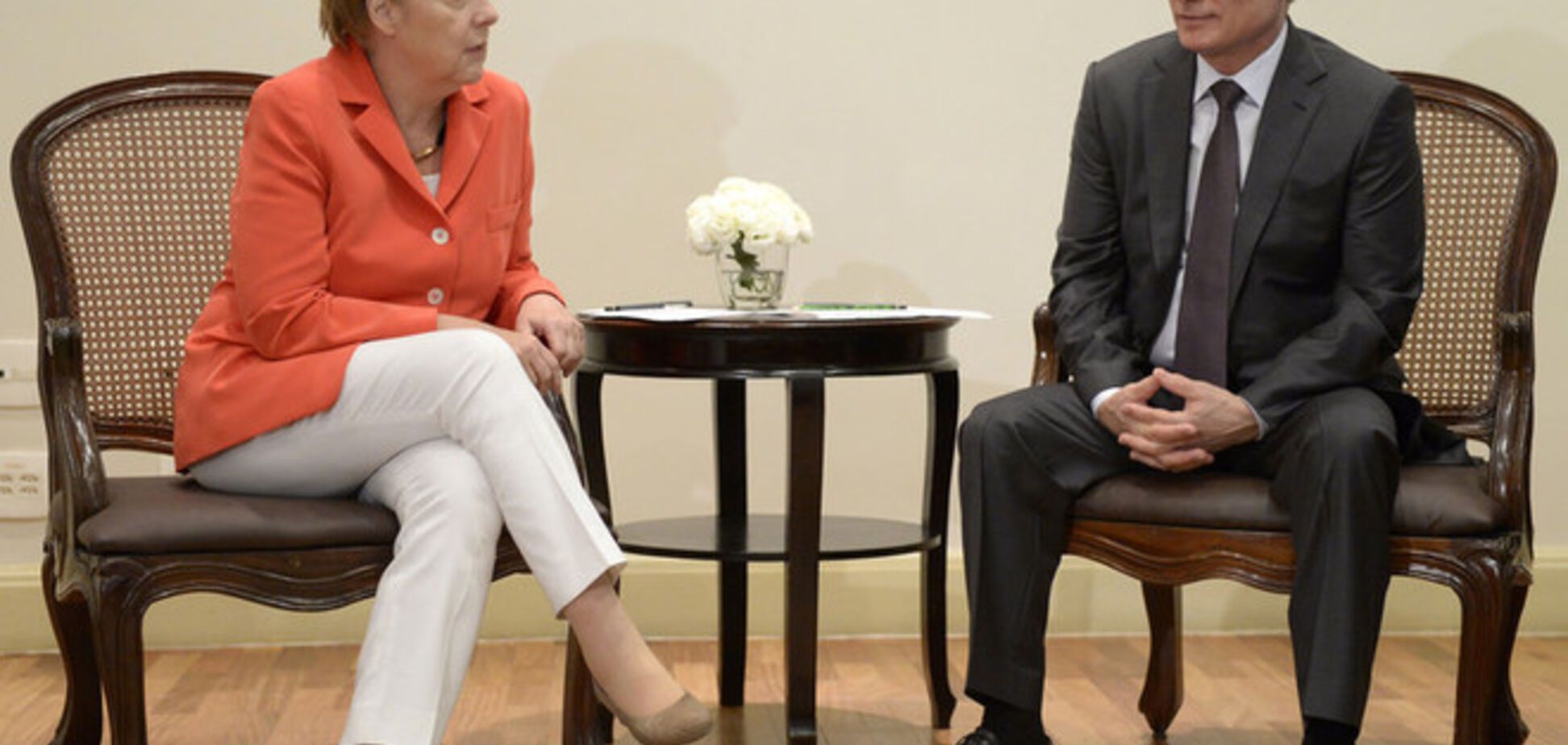 Путин обсудил с Меркель соблюдение перемирия на Донбассе