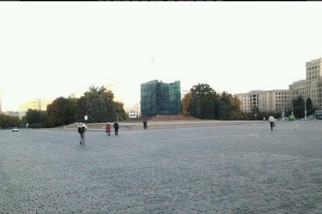 В Харькове постамент поваленного памятника Ленину обнесли строительными лесами