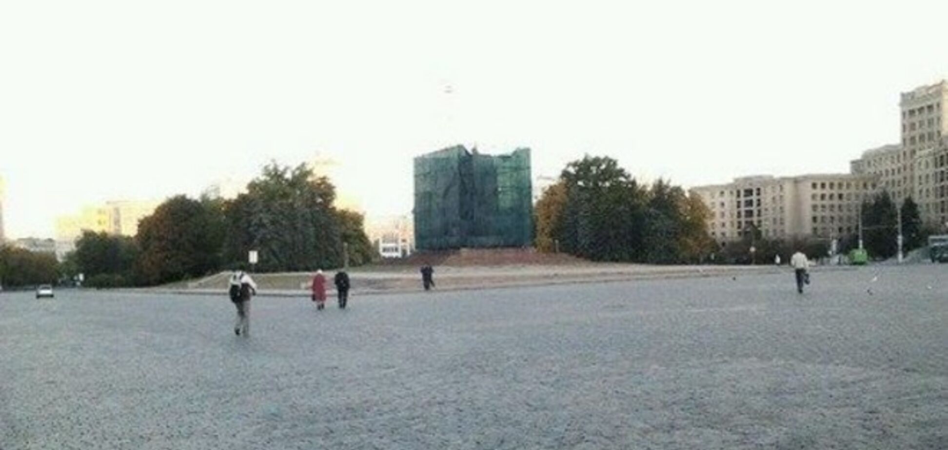 В Харькове постамент поваленного памятника Ленину обнесли строительными лесами