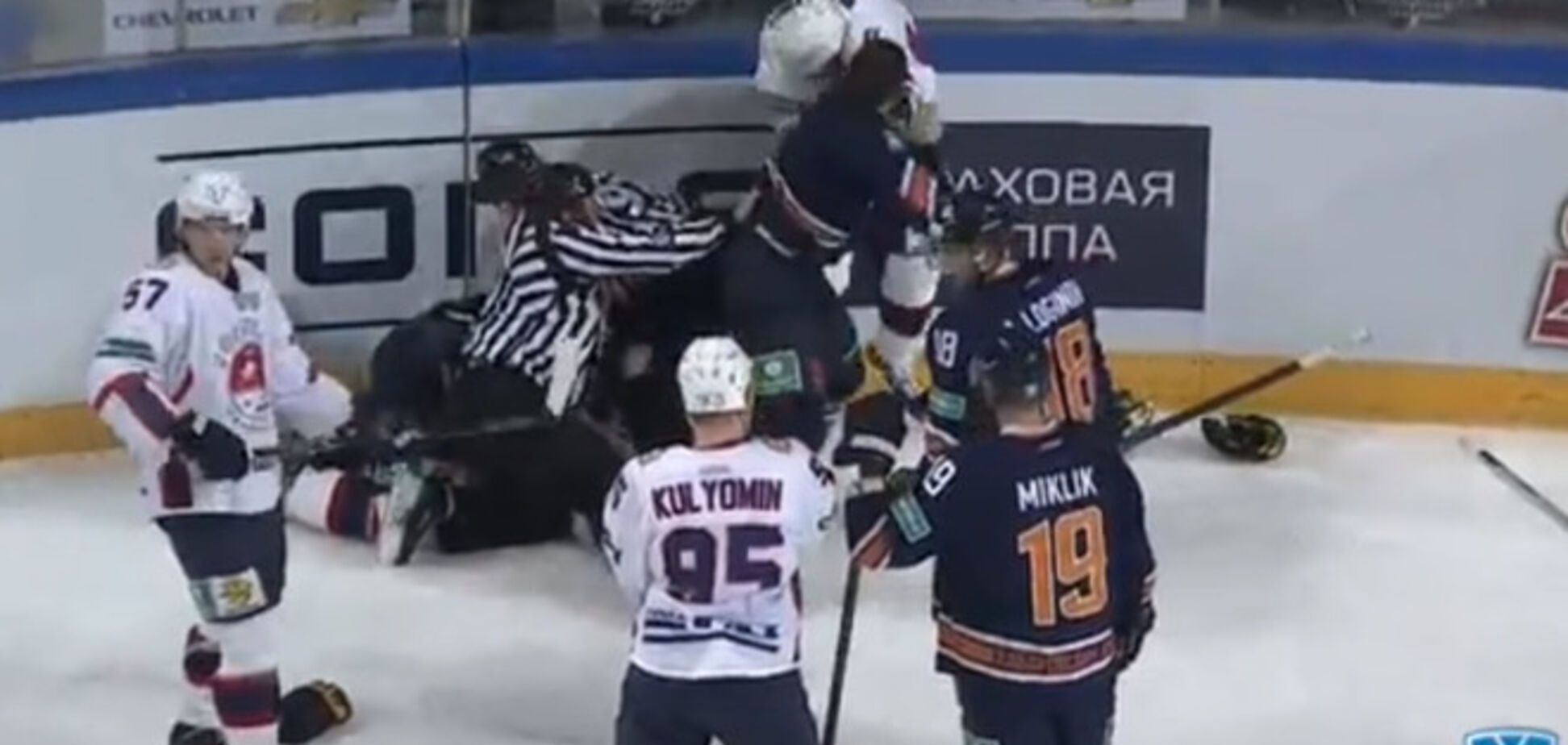Российские хоккеисты устроили массовую драку в матче КХЛ 