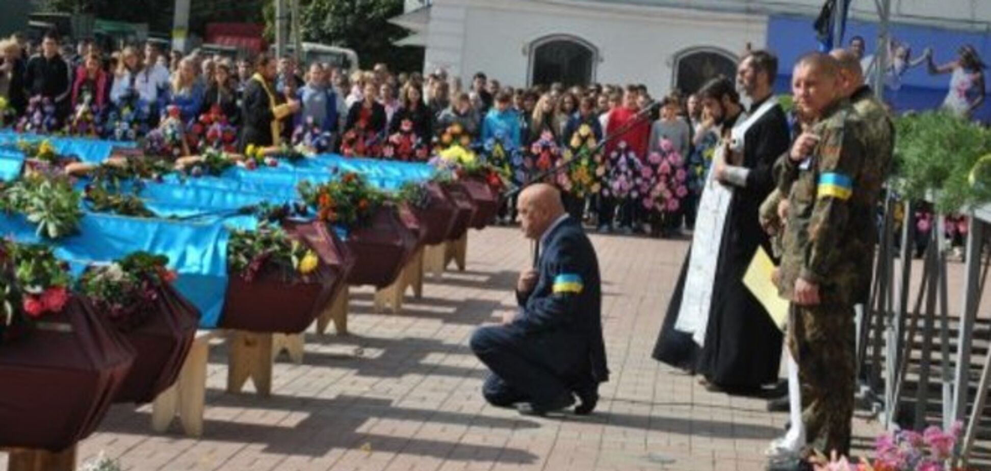 Москаль від імені української влади на колінах попросив вибачення у загиблих бійців. Відеофакт