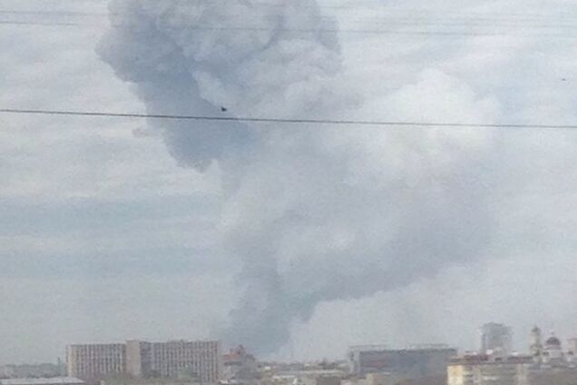 Появилось фото и видео мощного взрыва в Донецке: столб дыма поднялся до неба