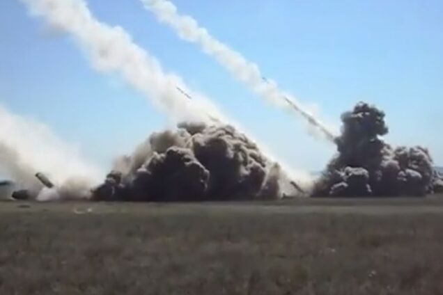 В сети опубликовали видео 'обработки' позиций террористов 'Смерчами'