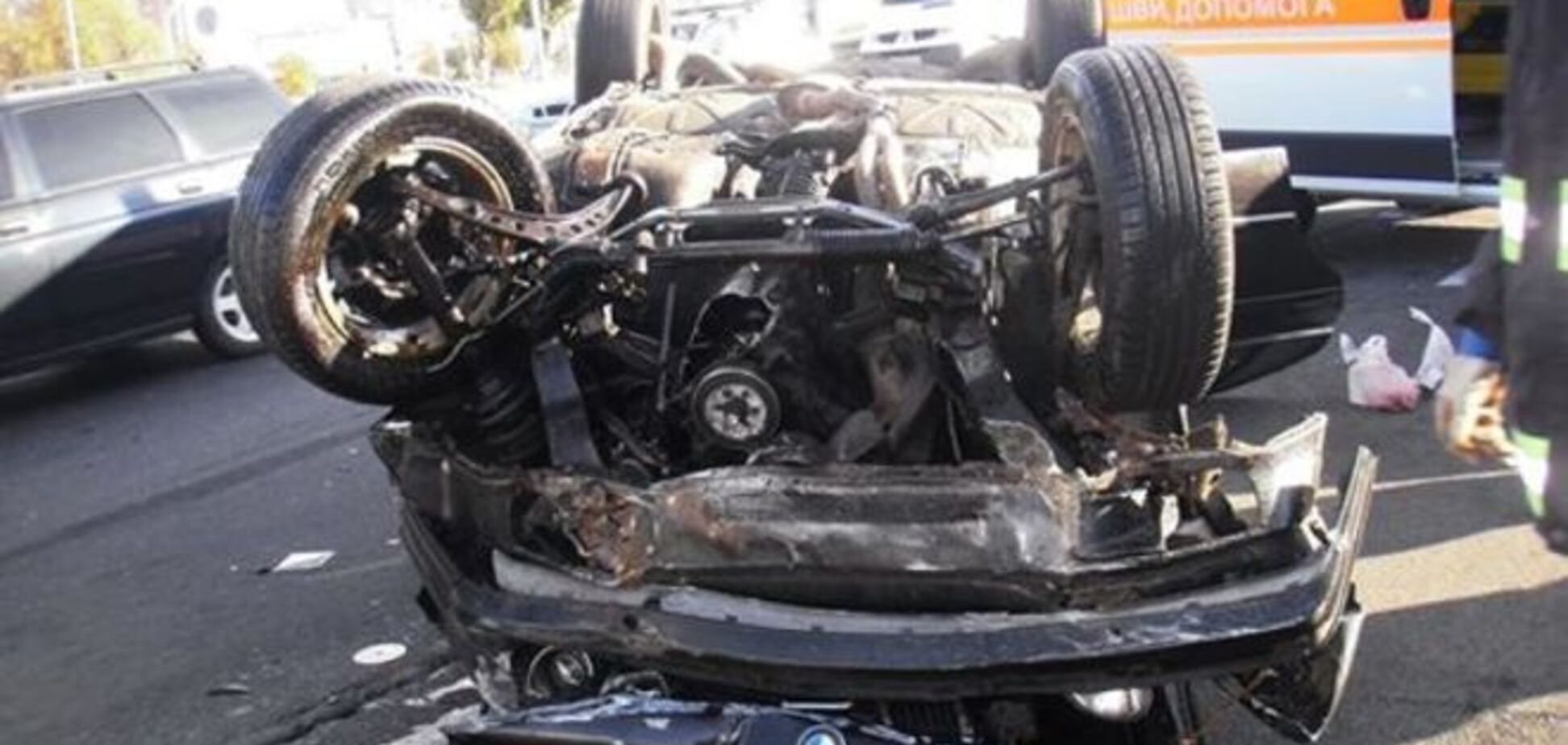 У Києві BMW врізався в паркан і перевернувся