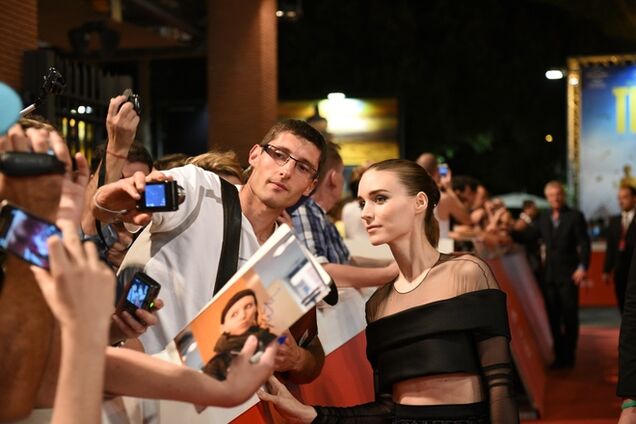 Руни Мара в прозрачных черных тряпочках на красной дорожке