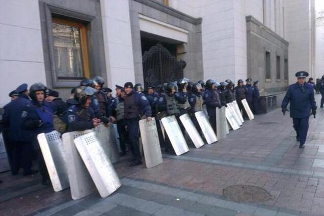 Здание ВР окружили сотни правоохранителей в бронежилетах и со щитами