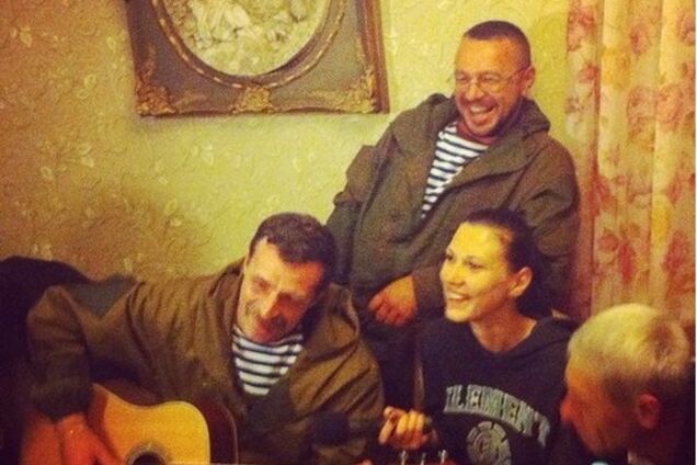 Появилось видео, как Безлер пировал на свадьбе и пел под гитару: могу и украинскую спеть