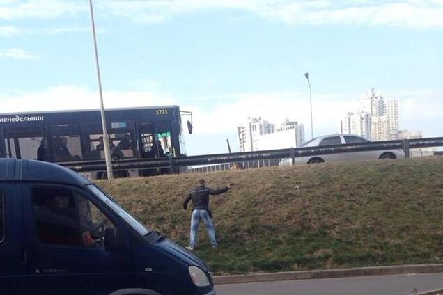 Киевские власти рассказали, как люди с оружием мешают демонтировать МАФы