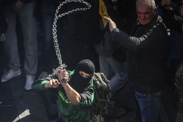 Суд заарештував 'дитину-інваліда, що ходить в корсеті і майже сліпий', яка ланцюгом била міліцію під Радою