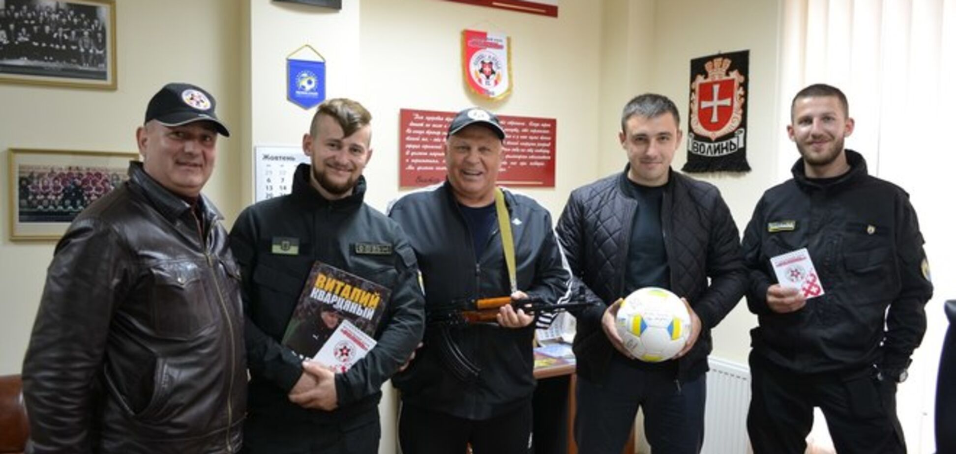 Тренер 'Волыни' Кварцяный с автоматом помогает АТО: фото патриота