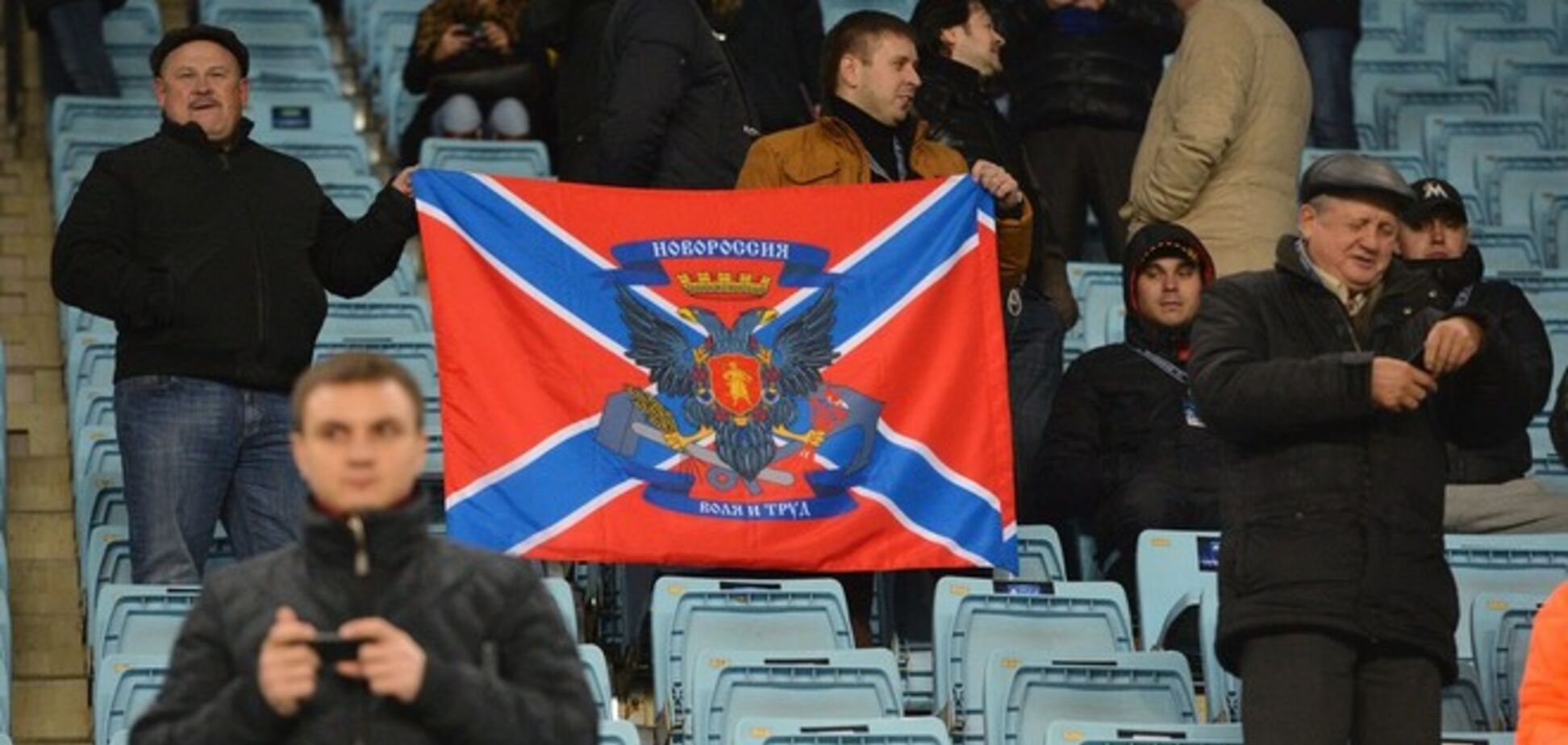На матче Лиги чемпионов без зрителей россияне вывесили флаг 'Новороссии': фото провокации