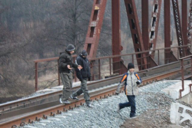 Под Киевом подростки пытались пустить под откос товарный поезд