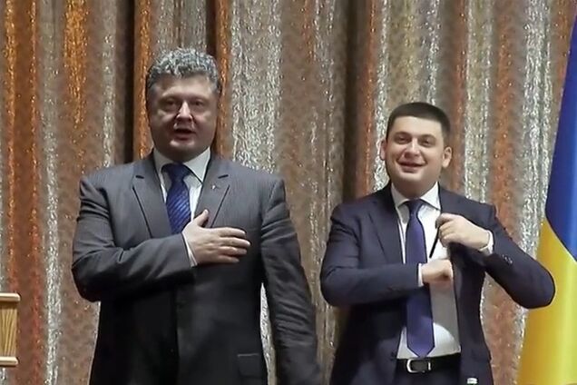 Президент заспівав разом зі студентами в Дніпропетровську гімн України