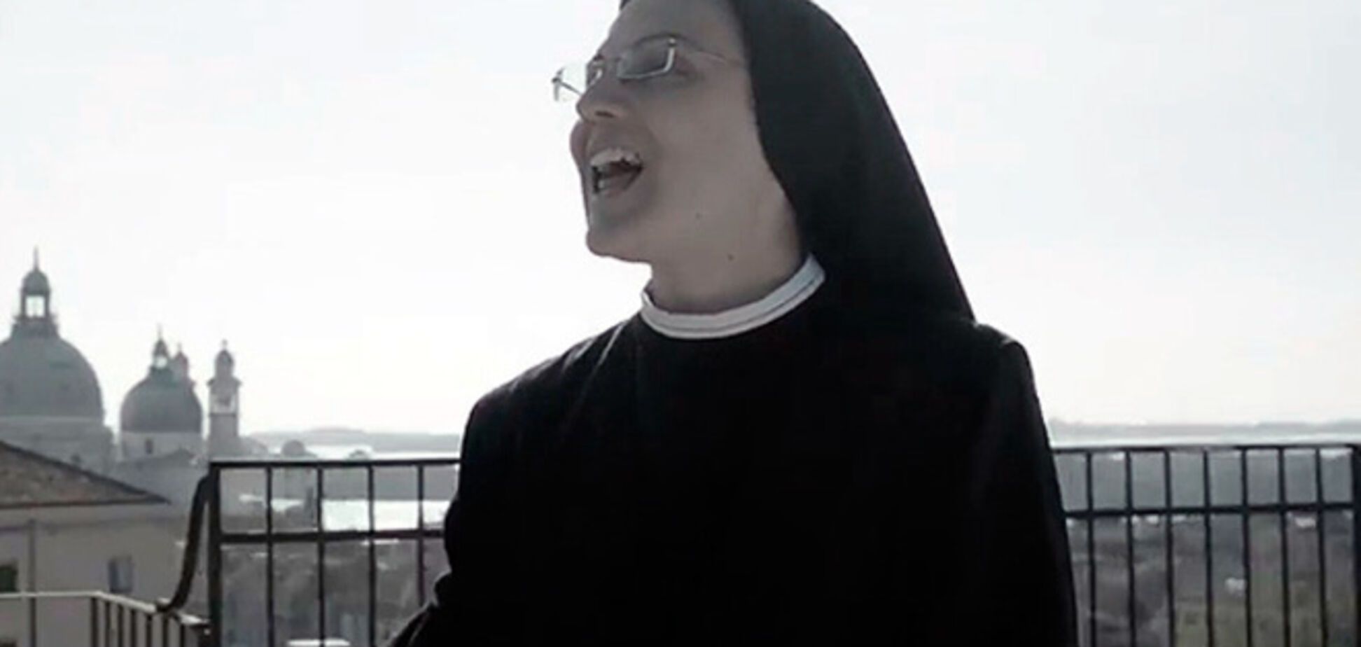Итальянская монашка вновь взорвала интернет, перепев хит Мадонны