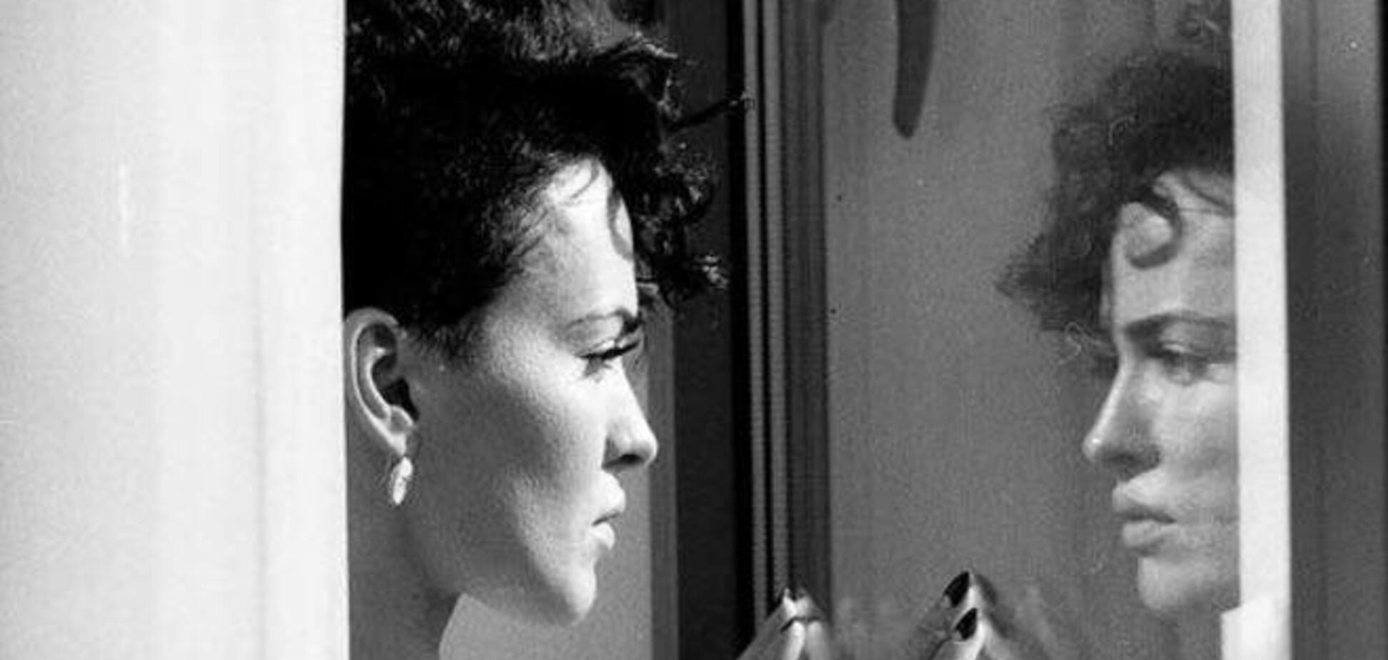 Даша Астафьева в прозрачном белье грустит у окна