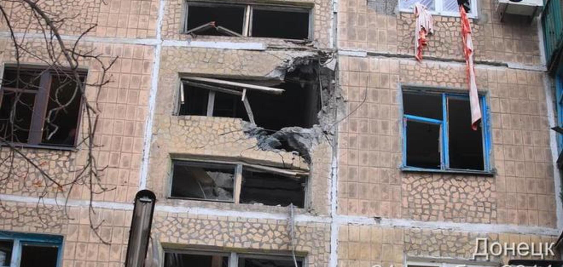 Опубліковані фото зруйнованого в районах Донецька після обстрілу