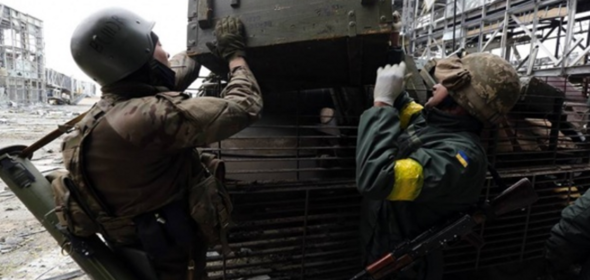 Появились жуткие фото, как 'киборги' из донецкого аэропорта отправляют в последний путь погибшего танкиста