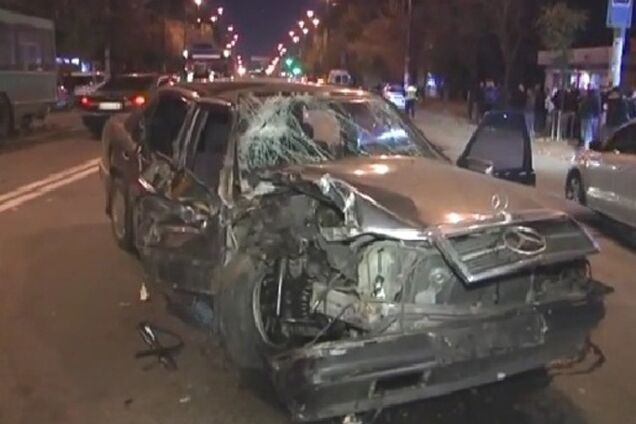 В Киеве иномарка протаранила троллейбус: водитель-лихач сбежал