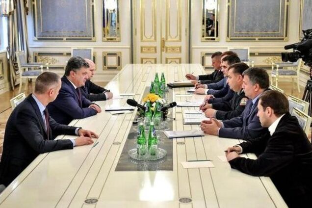 Порошенко чистит ряды высших чиновников: поручил уволить замов Генпрокурора и главы МВД