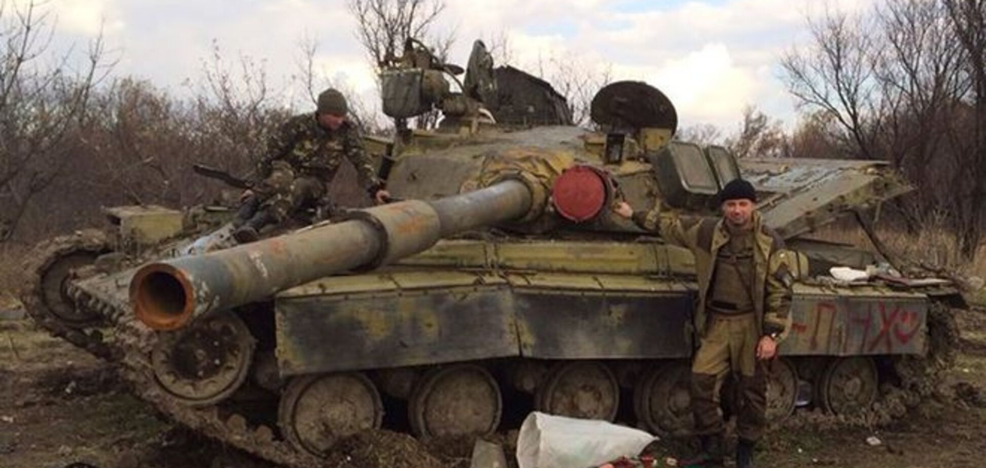'Киборги' опубликовали фото отбитого у террористов танка