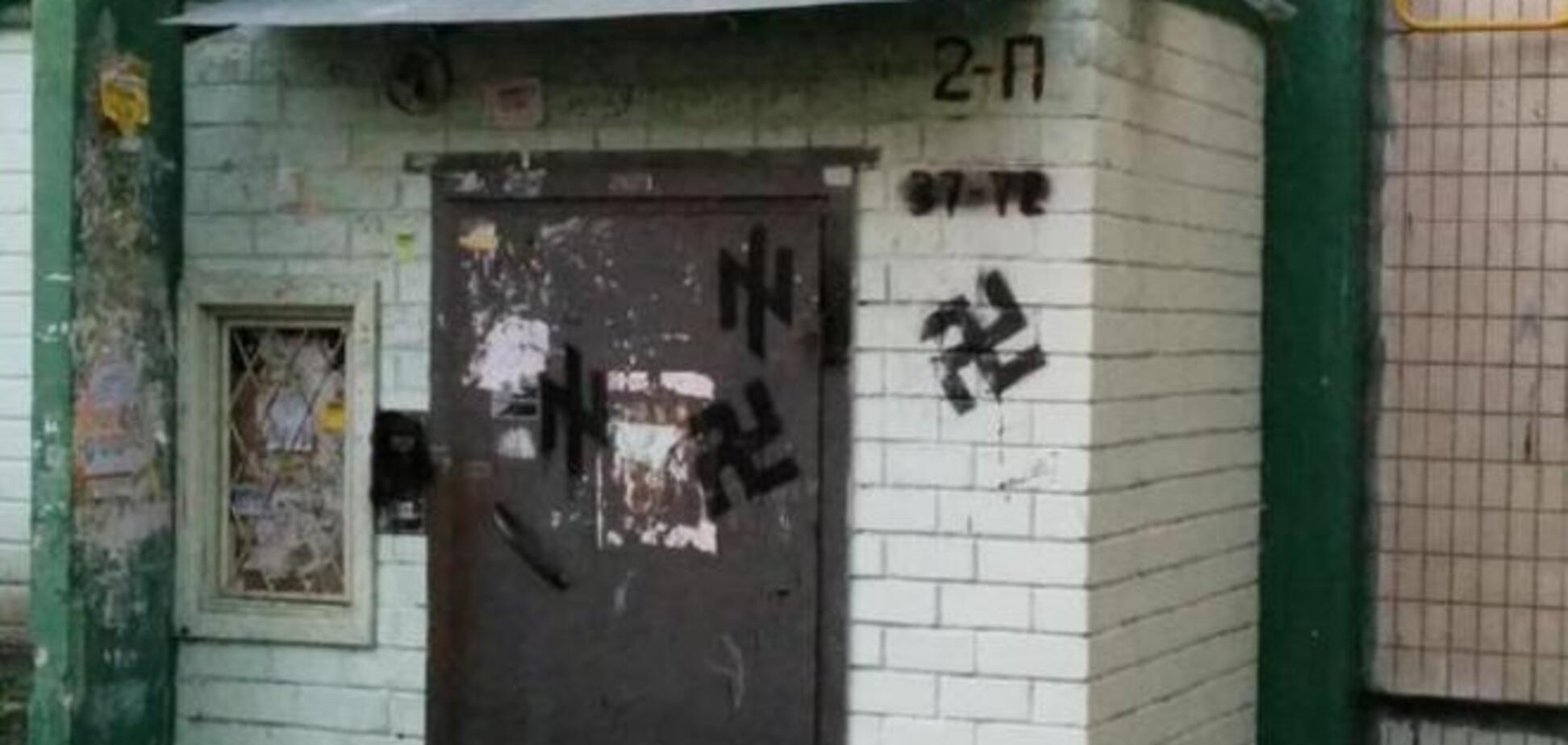 В Киеве конкуренты командира 'Азова' разрисовали свастикой дома: опубликованы фото