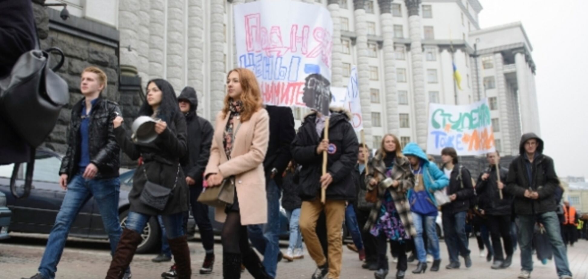 Київські студенти влаштували під Кабміном 'марш порожніх каструль'