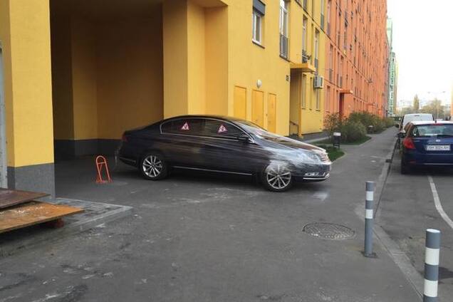 Киевляне проучили водителя, который припарковался на тротуаре