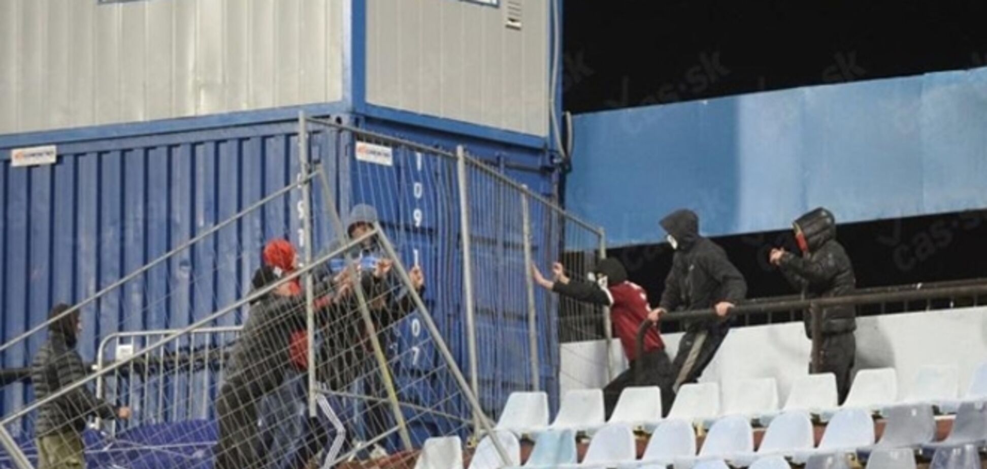 На матче Лиги Европы 'успокаивать' фанатов пришлось спецназу: видео беспорядков
