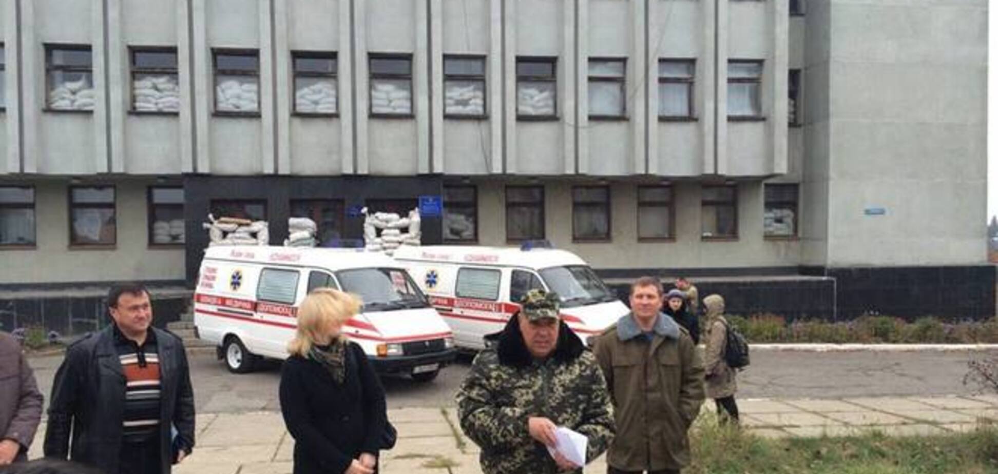 Шахов и Москаль передали Попасной две 'скорые', а пенсионерам Крымского - 5 млн гривен