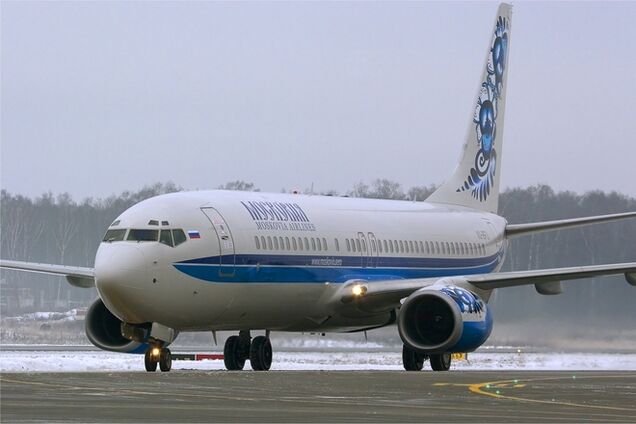 В аэропорту Внуково пассажирский лайнер совершил аварийную посадку