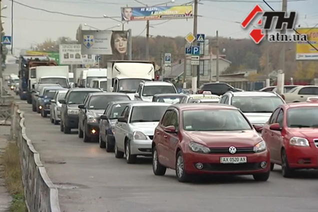 В Харькове 'Добкин' свалился на авто и создал километровую пробку
