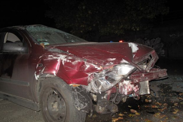 В Киеве автомобиль на большой скорости вылетел с 4-метрового путепровода