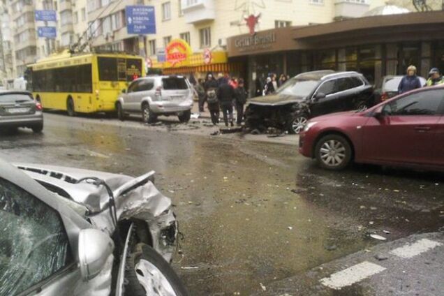 В Киеве столкнулись пять иномарок и троллейбус