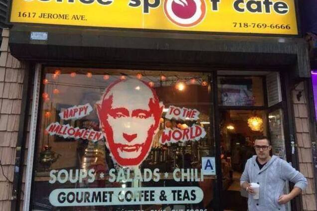 Путин в образе Дракулы желает всем веселого Хэллоуина в Нью-Йорке