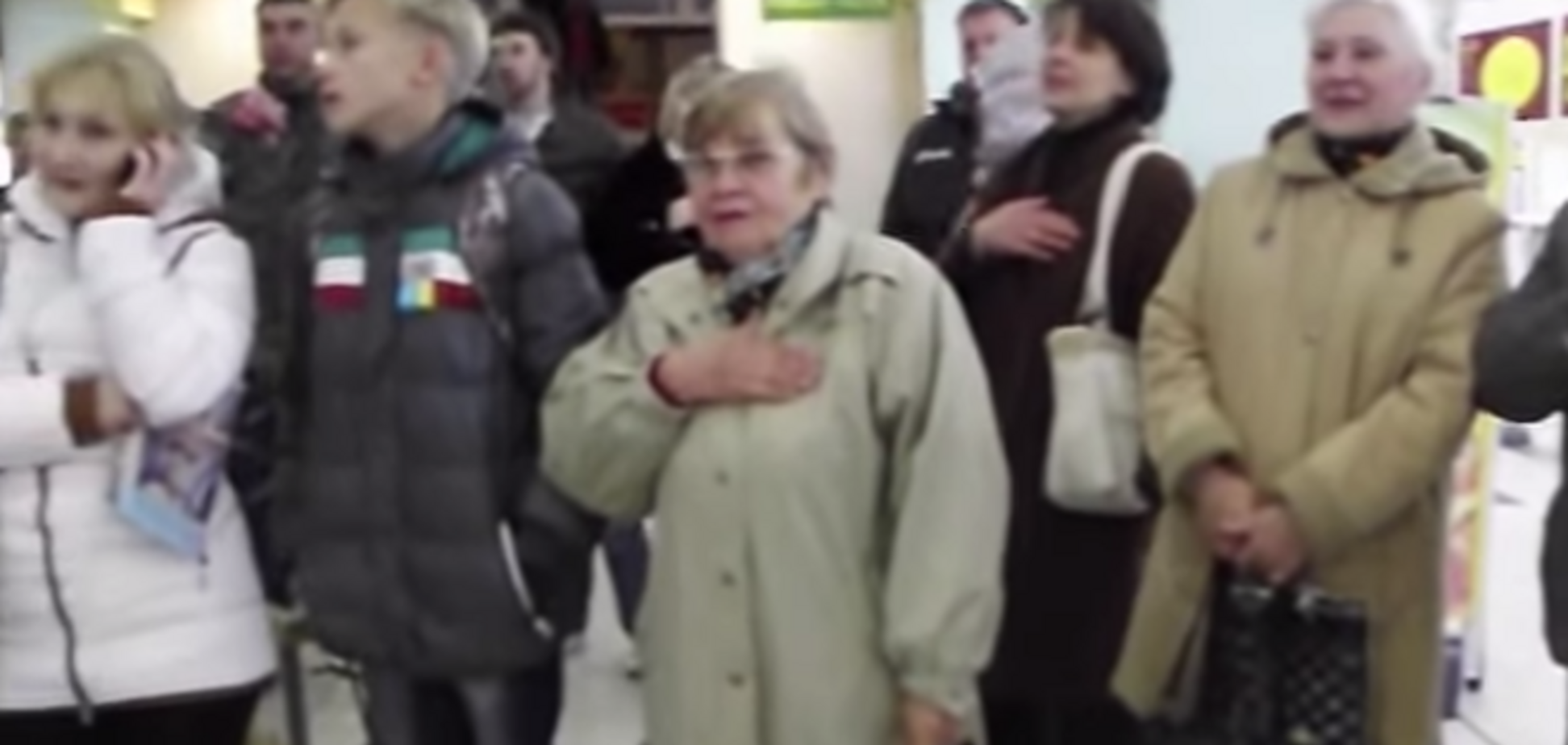 Флешмоб в Краматорске: посетители супермаркета спели гимн Украины