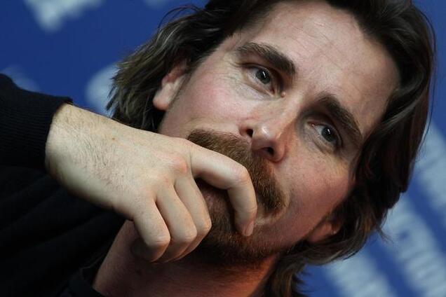 Бэтмен сбрасывает ушки и надевает очки