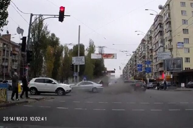 Появилось видео масштабного ДТП в Киеве из-за лихача, который мчался на красный