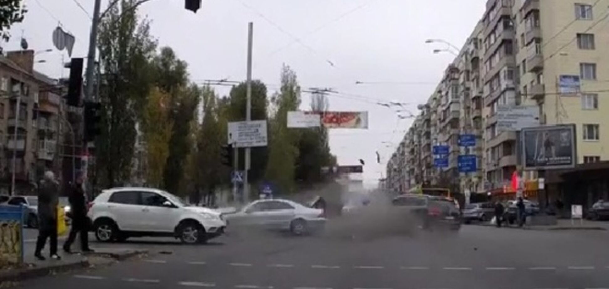 Появилось видео масштабного ДТП в Киеве из-за лихача, который мчался на красный