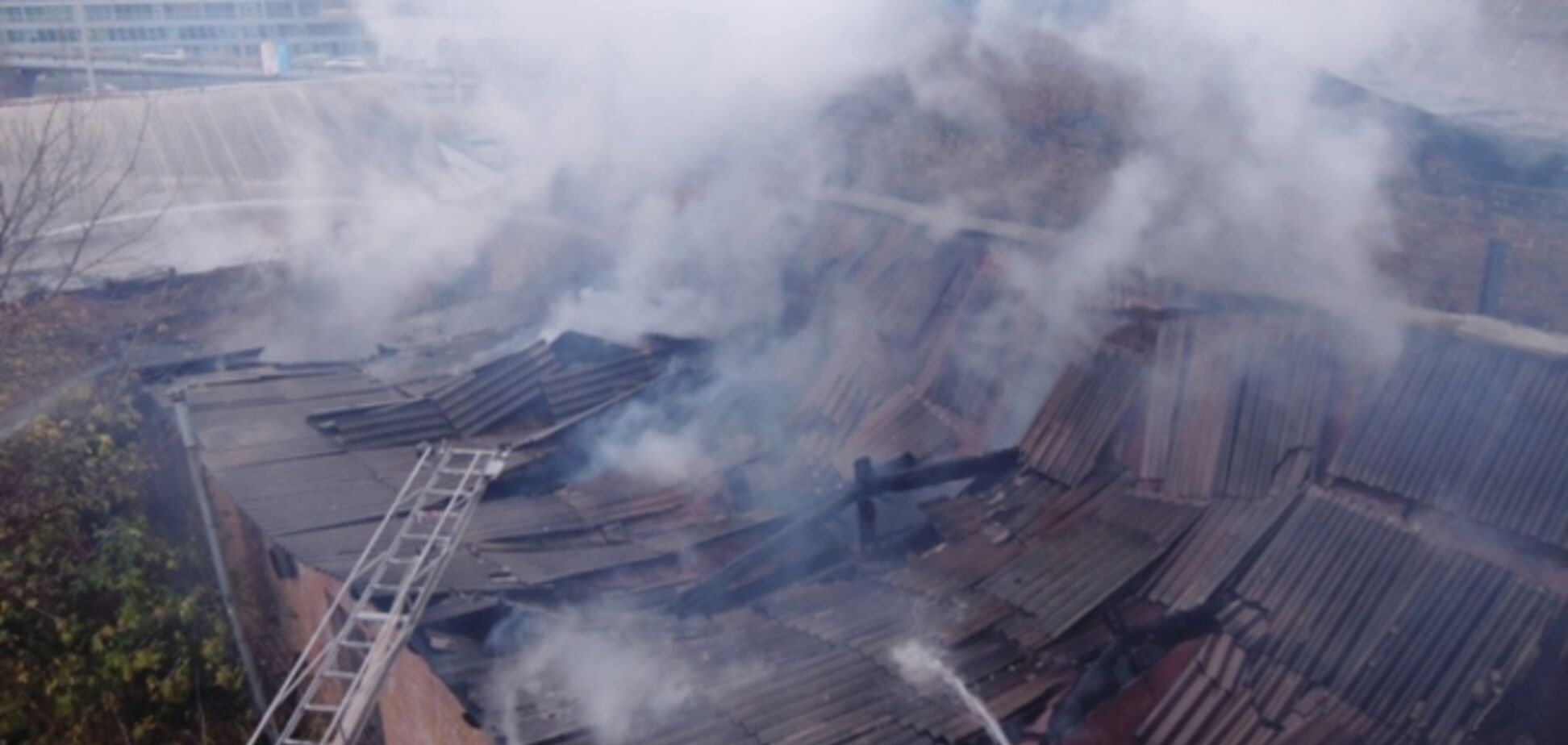 В Киеве три часа горели офисы: появилось видео