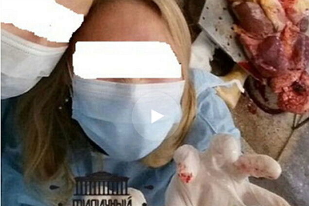 Российские студентки делали селфи на фоне трупов