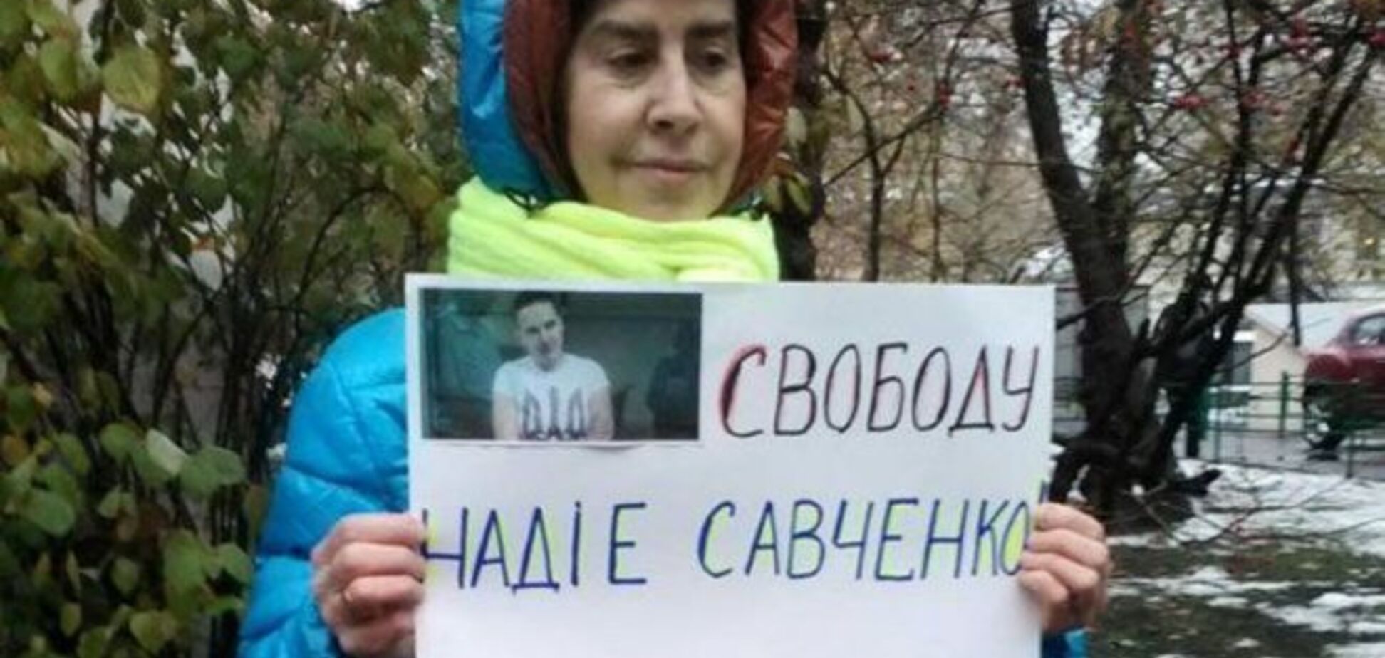 В Москве люди в желто-голубой одежде требовали от России убраться из Украины