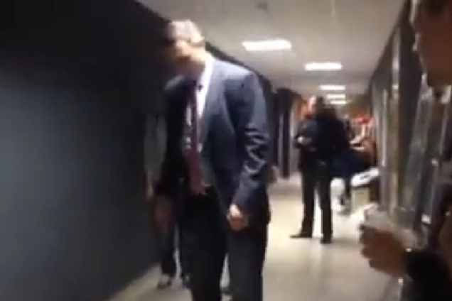 Появилось видео с Кличко, катающемся на скейтборде в коридоре
