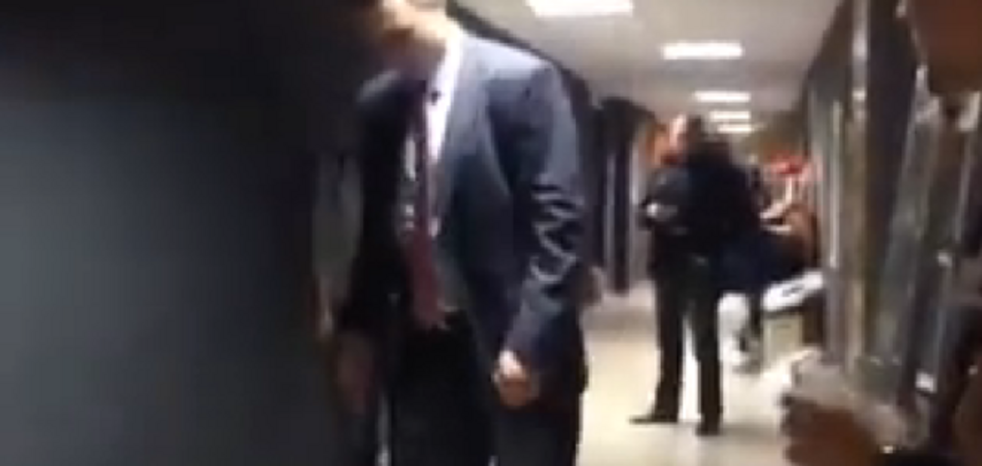 Появилось видео с Кличко, катающемся на скейтборде в коридоре