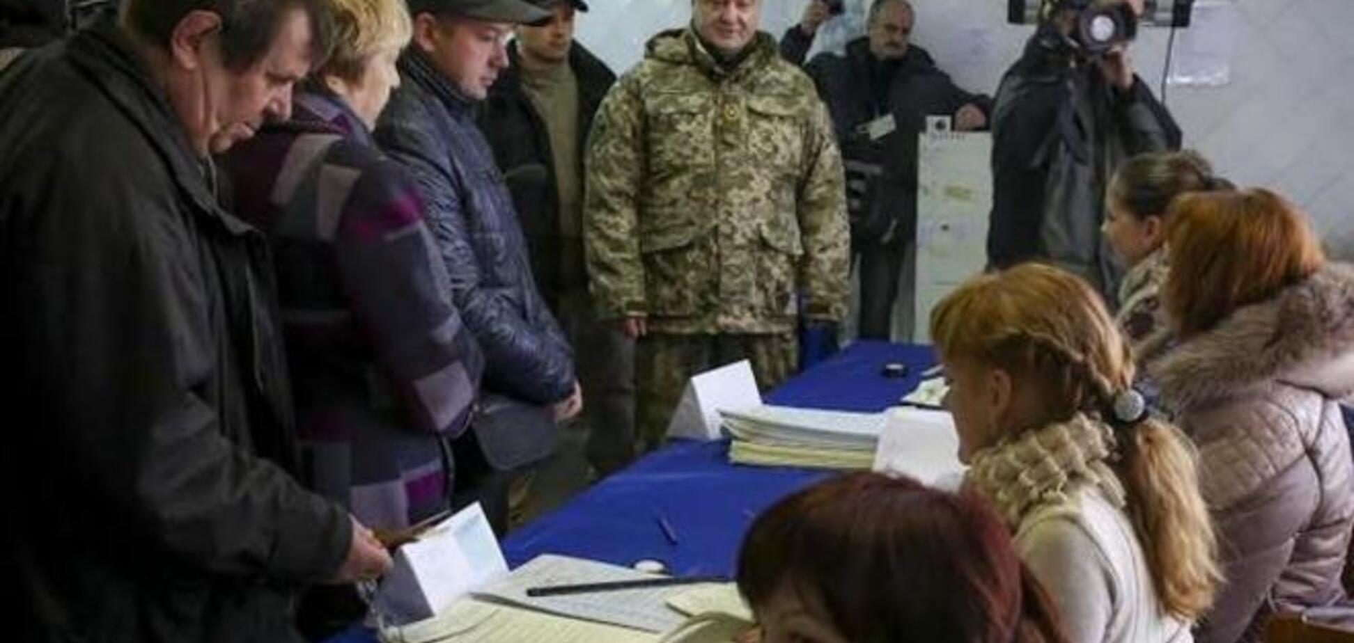 Появилось видео пребывания Порошенко в зоне АТО в день выборов